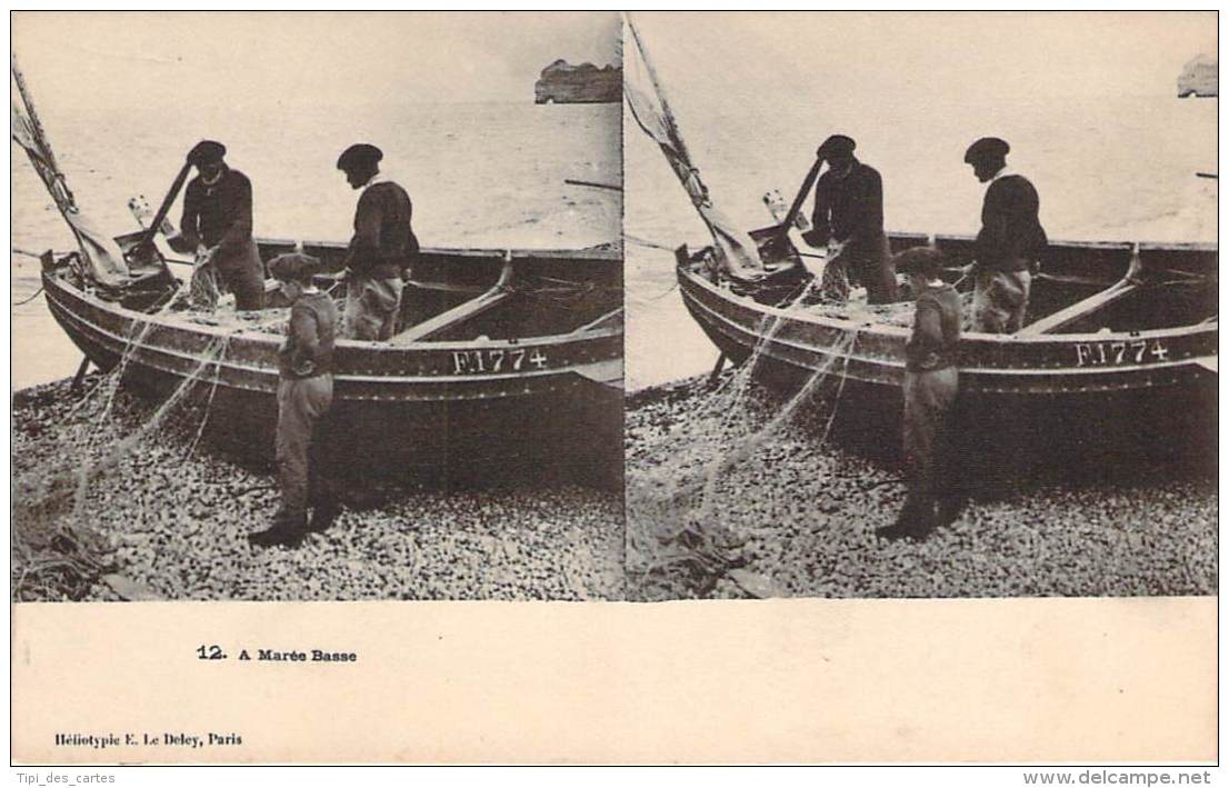 Stéréo - A Marée Basse (Vues Stéréoscopique Julien Damoy) (barque De Pêche, Marins Pêcheurs Et Filet) - Cartes Stéréoscopiques