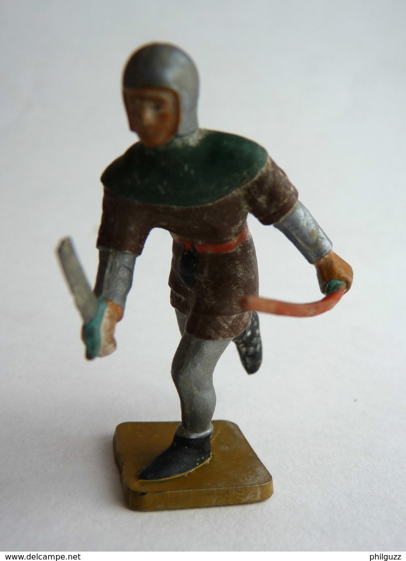 FIGURINE STARLUX -  SOLDAT MEDIEVAL CHEVALIER ARCHER CHARGEANT ARC ET EPEE Incomplet - Starlux