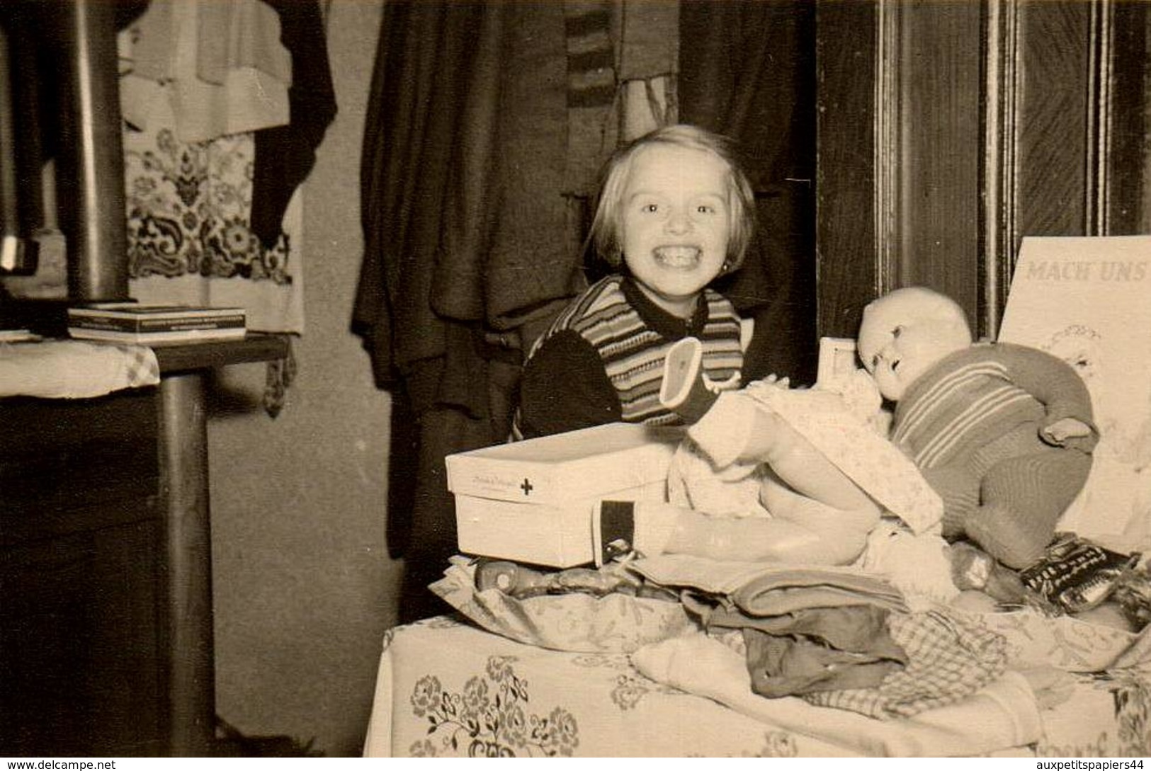 Photo Originale Jeu & Jouet - Portrait Gamine Avec Ses Poupée Les Fesses à L'air En 1954 Noël - Objets