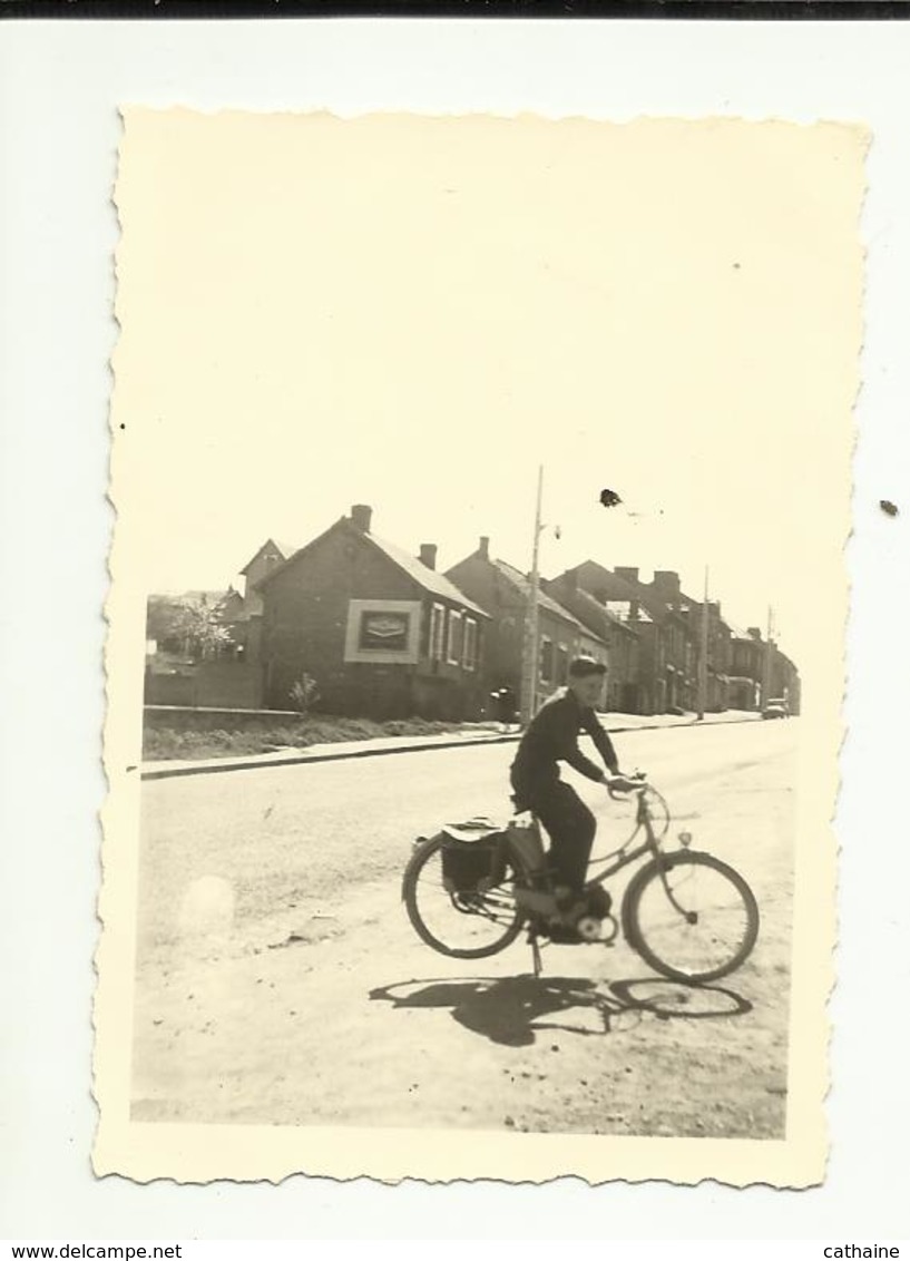 PHOTOGRAPHIE . JEUNE HOMME SUR SA MOBYLETTE MOTOBECANE   (  6 X 8.5 Cm ) - Automobiles