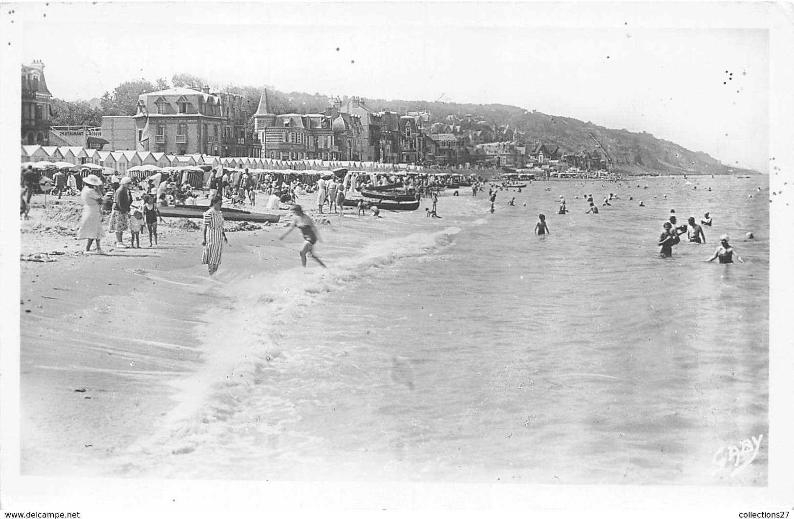 14-VILLERS-SUR-MER-LA PLAGE A L'HEURE DU BAIN, AU FOND LES FALAISES VERS HOULGATES - Villers Sur Mer