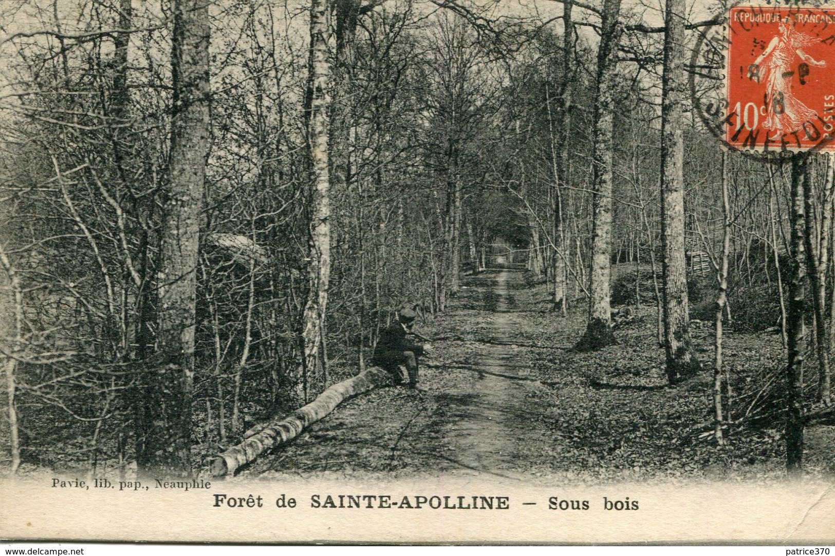 PLAISIR - Forêt De Sainte Apolline Sous Bois Homme Assis Sur Un Tronc D'arbre - Plaisir