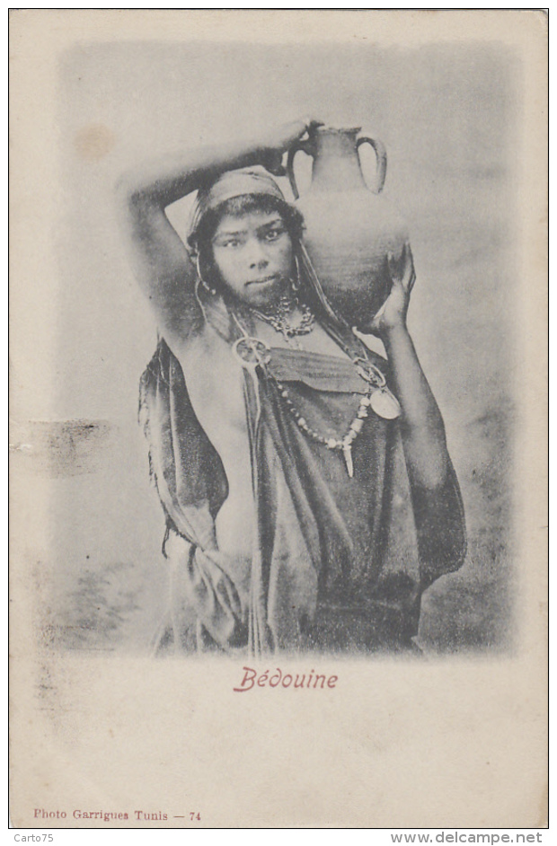 Ethniques Et Cultures - Maghreb - Femme Bédouine Porteuse D'eau - Bijoux Seins Nus - Afrique