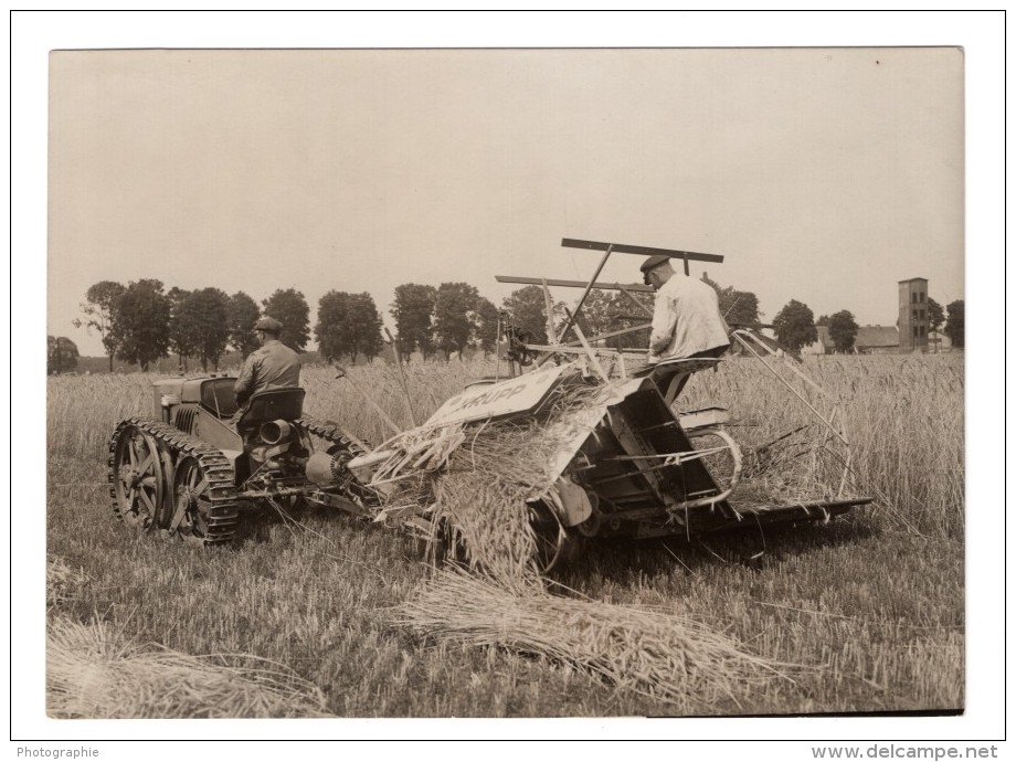 Allemagne Travaux Des Champs Tracteur A Chenilles Moissonneuse Krupp Ancienne Photo De Presse 1930's - Professions