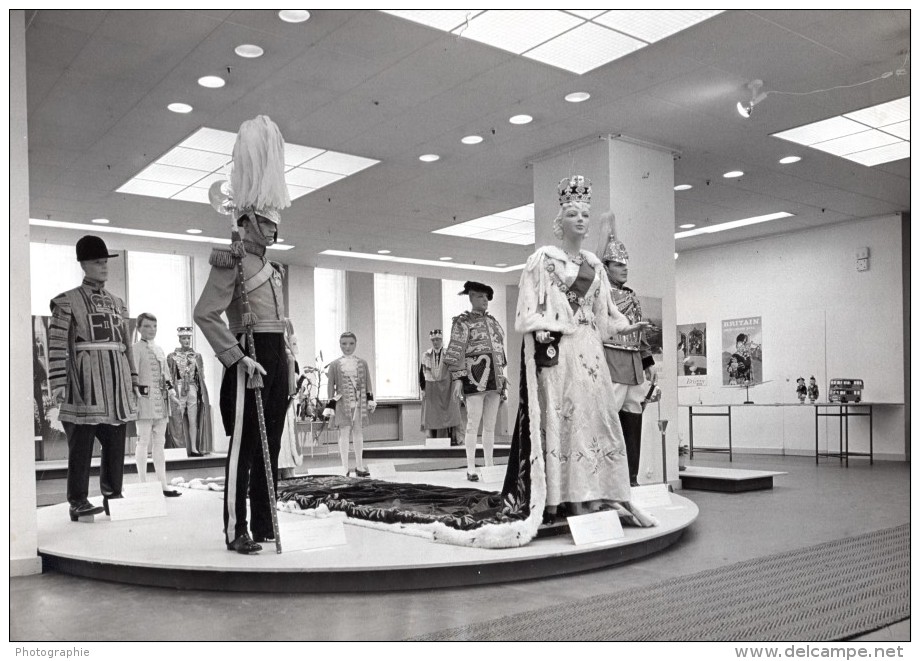 Suede ? Exposition De Costumes Britanniques Elizabeth II Ancienne Photo Stockmann 1960 - Other & Unclassified