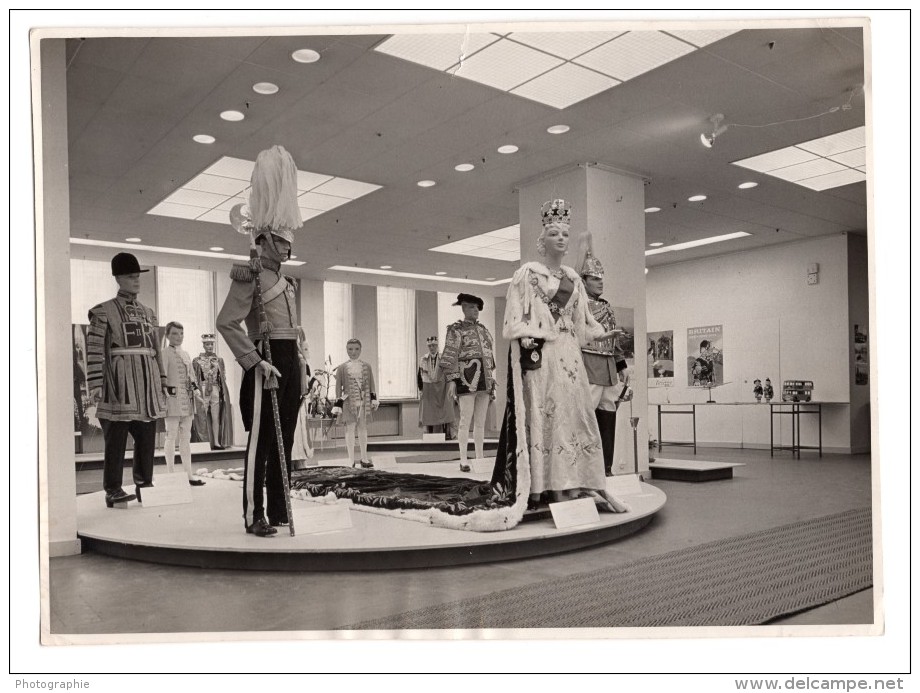 Suede ? Exposition De Costumes Britanniques Elizabeth II Ancienne Photo Stockmann 1960 - Other & Unclassified