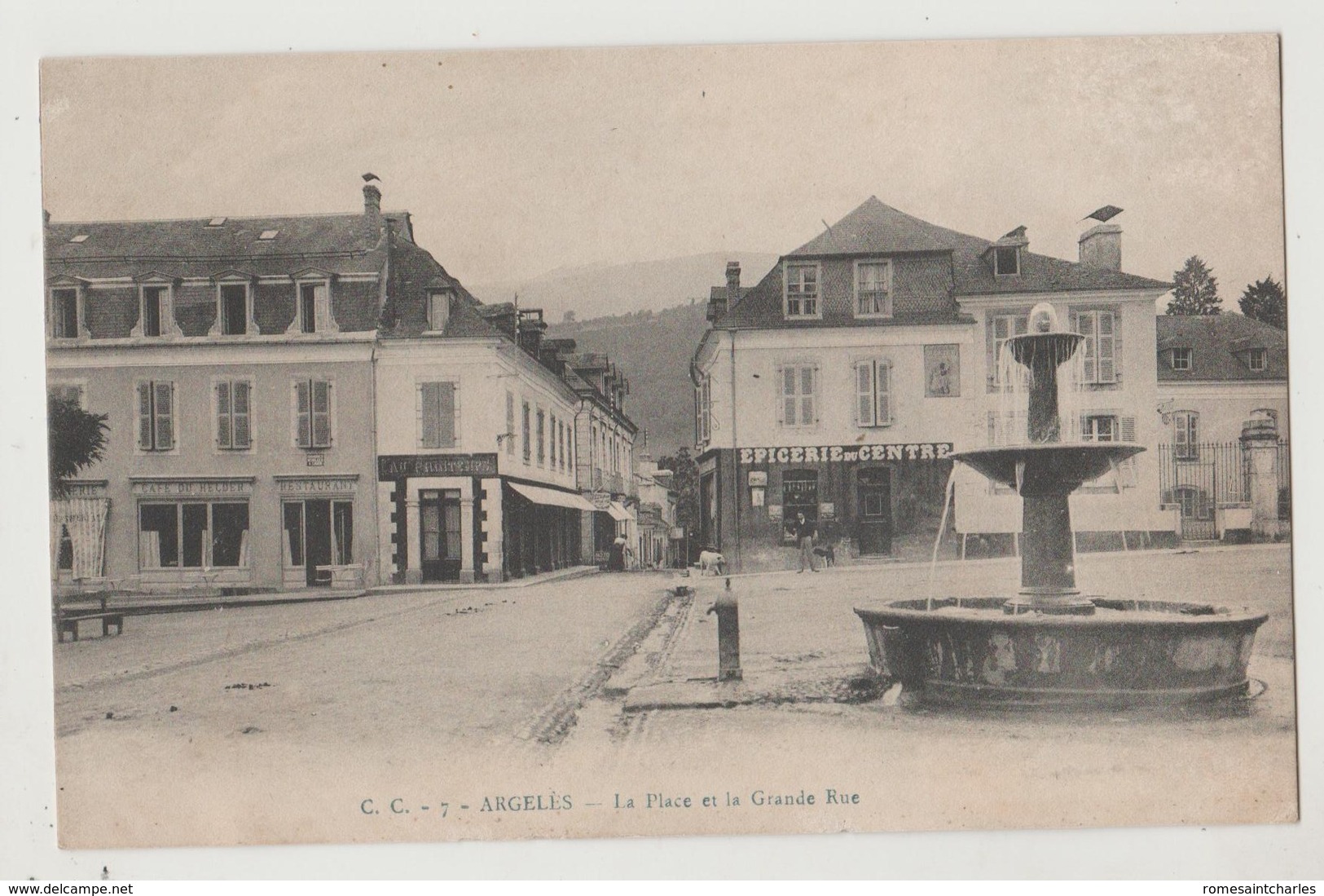 CPA 65 ARGELES La Place Et La Grande Rue - Argeles Gazost