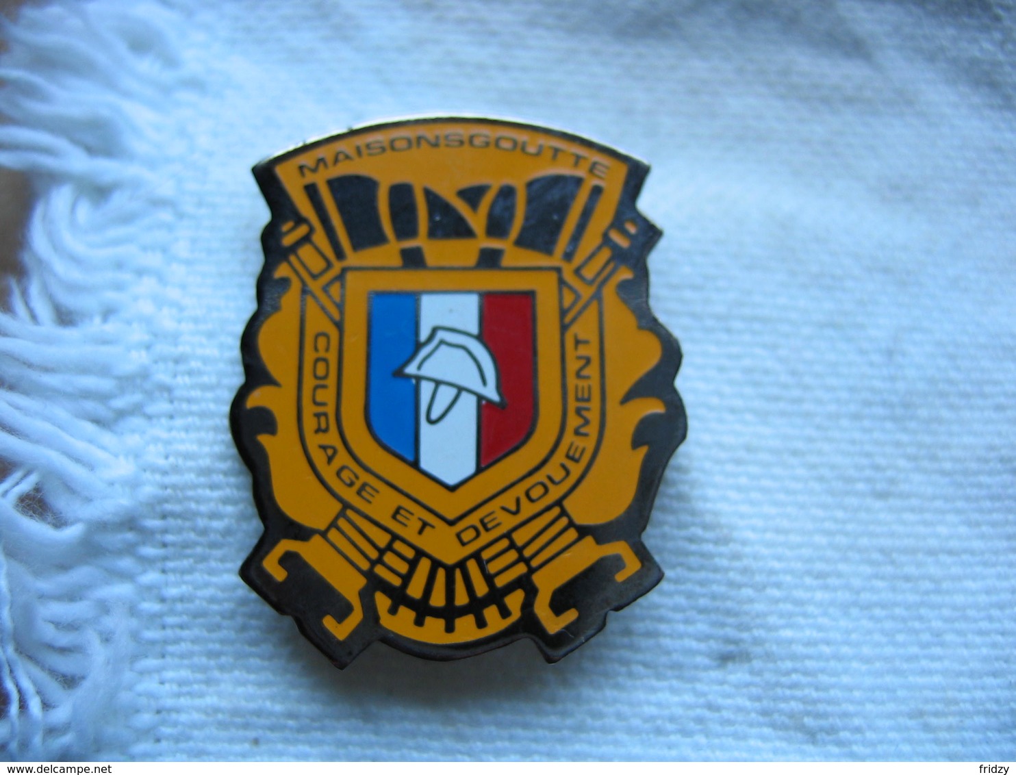 Pin's Des Sapeurs Pompiers De La Commune De Maisonsgoutte. Courage Et Dévouement - Pompiers