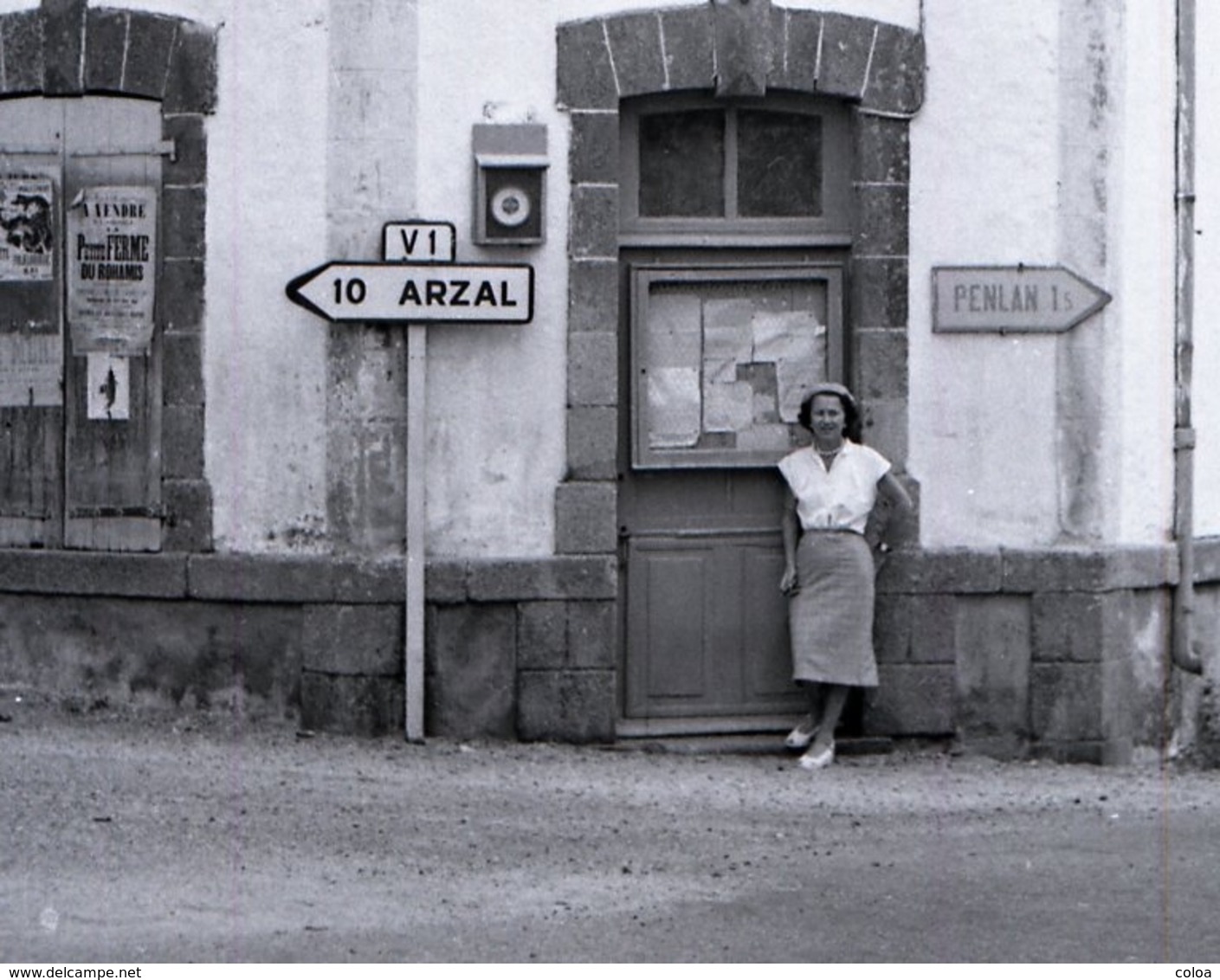 Négatif Photographie Privée Ancienne Mairie De Billiers Rue Du Penher Années 1950 - Places