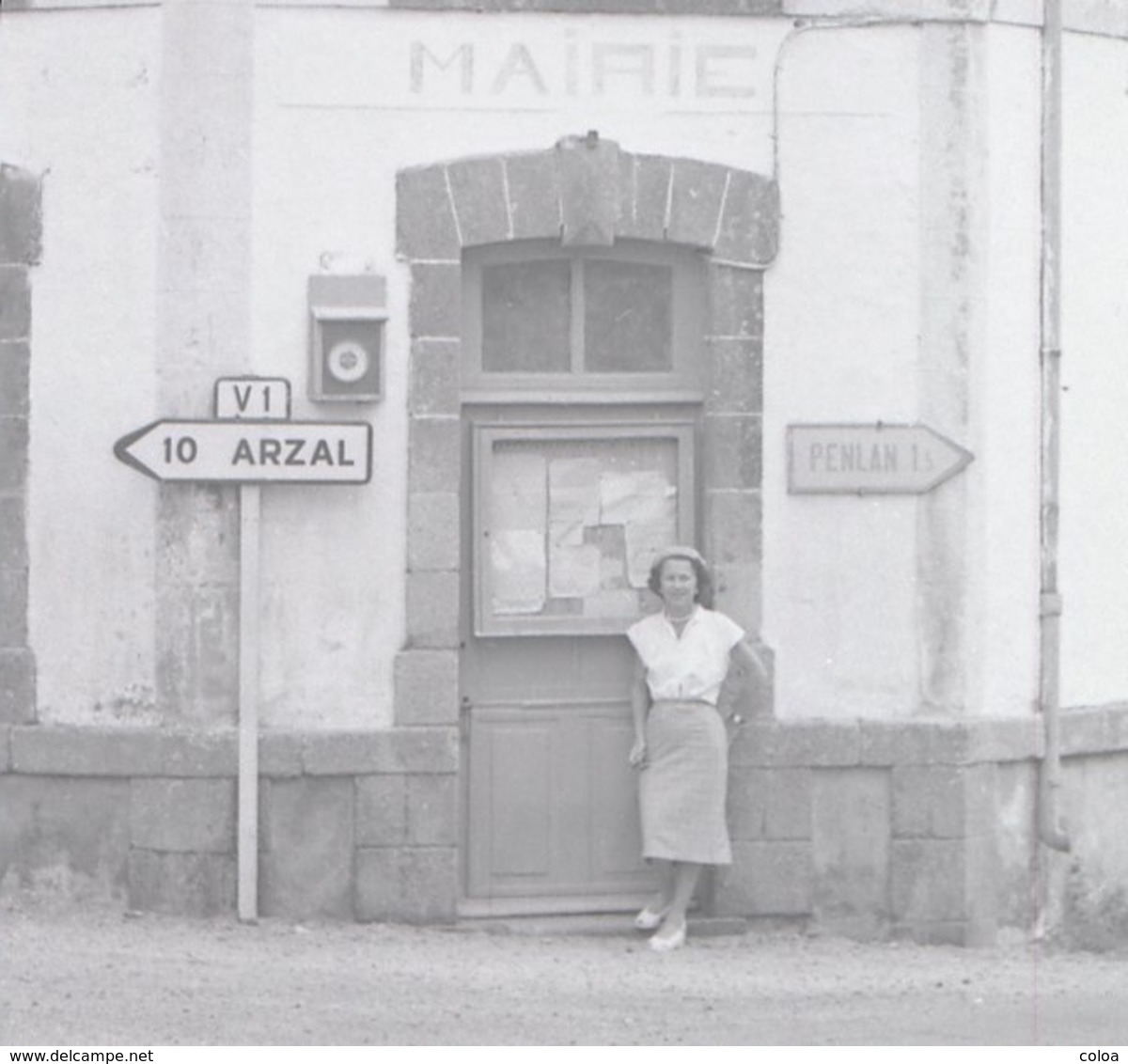 Négatif Photographie Privée Ancienne Mairie De Billiers Rue Du Penher Années 1950 - Places