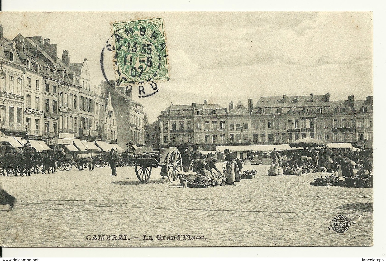 59 - CAMBRAI / LA GRAND' PLACE Jour De Marché - Cambrai