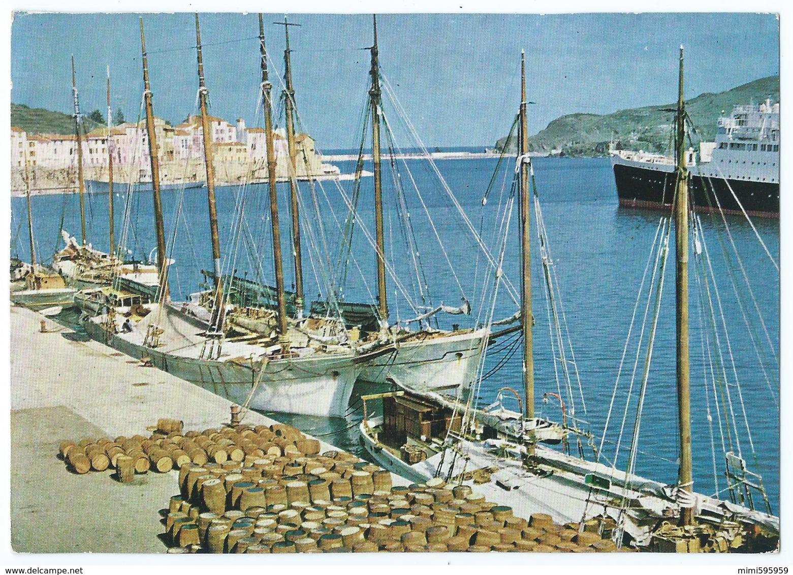 PORT-VENDRES (P-O) - Les Quais - Navires, Tonneaux, Immeubles - Photo Michel Nicolas - Non écrite -Scan Recto-verso - Port Vendres