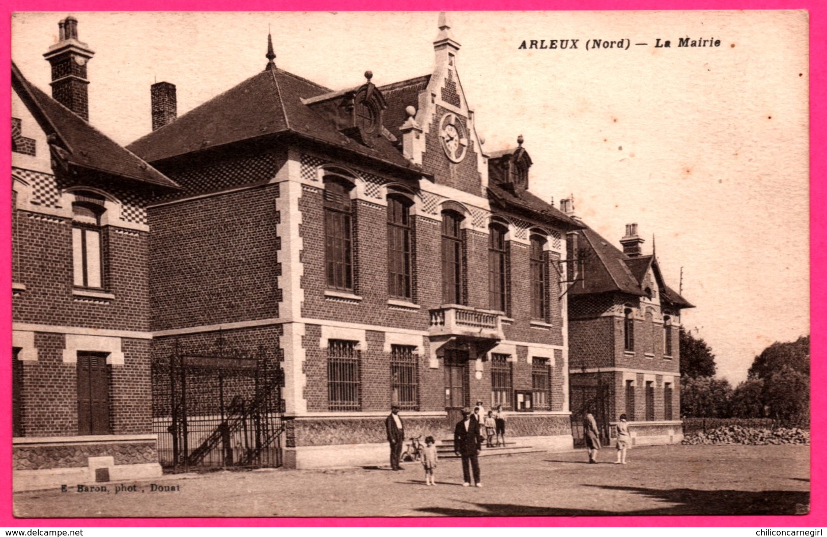 Arleux - La Mairie - Animée - Photo E. BARON - 1945 - Arleux
