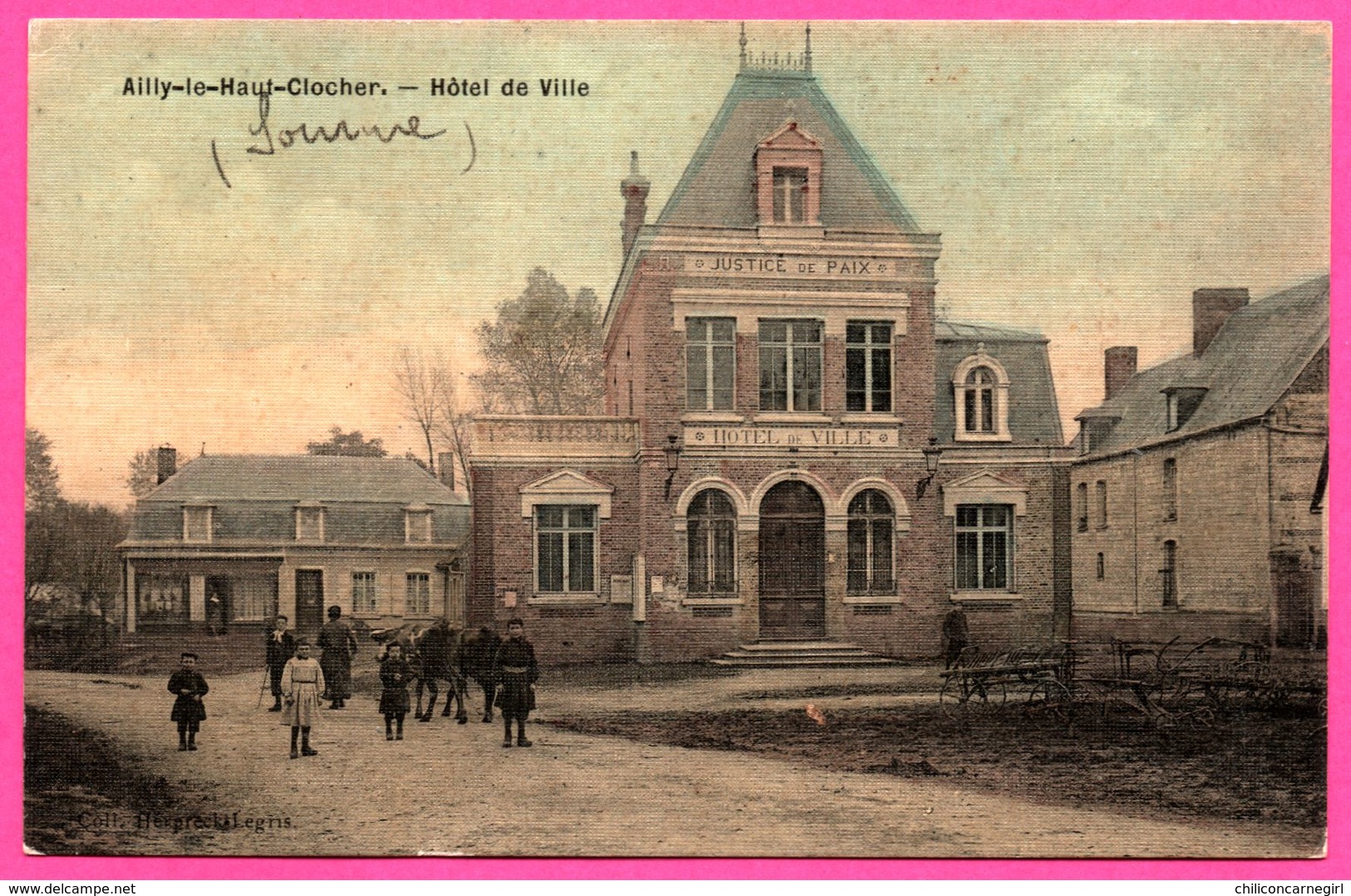 Très Belle Cp Toilée Colorisée -  Ailly Le Haut Clocher - Hôtel De Ville - Outil Agricole - Animée - HERPRECKEL LEGRIS - Ailly Le Haut Clocher