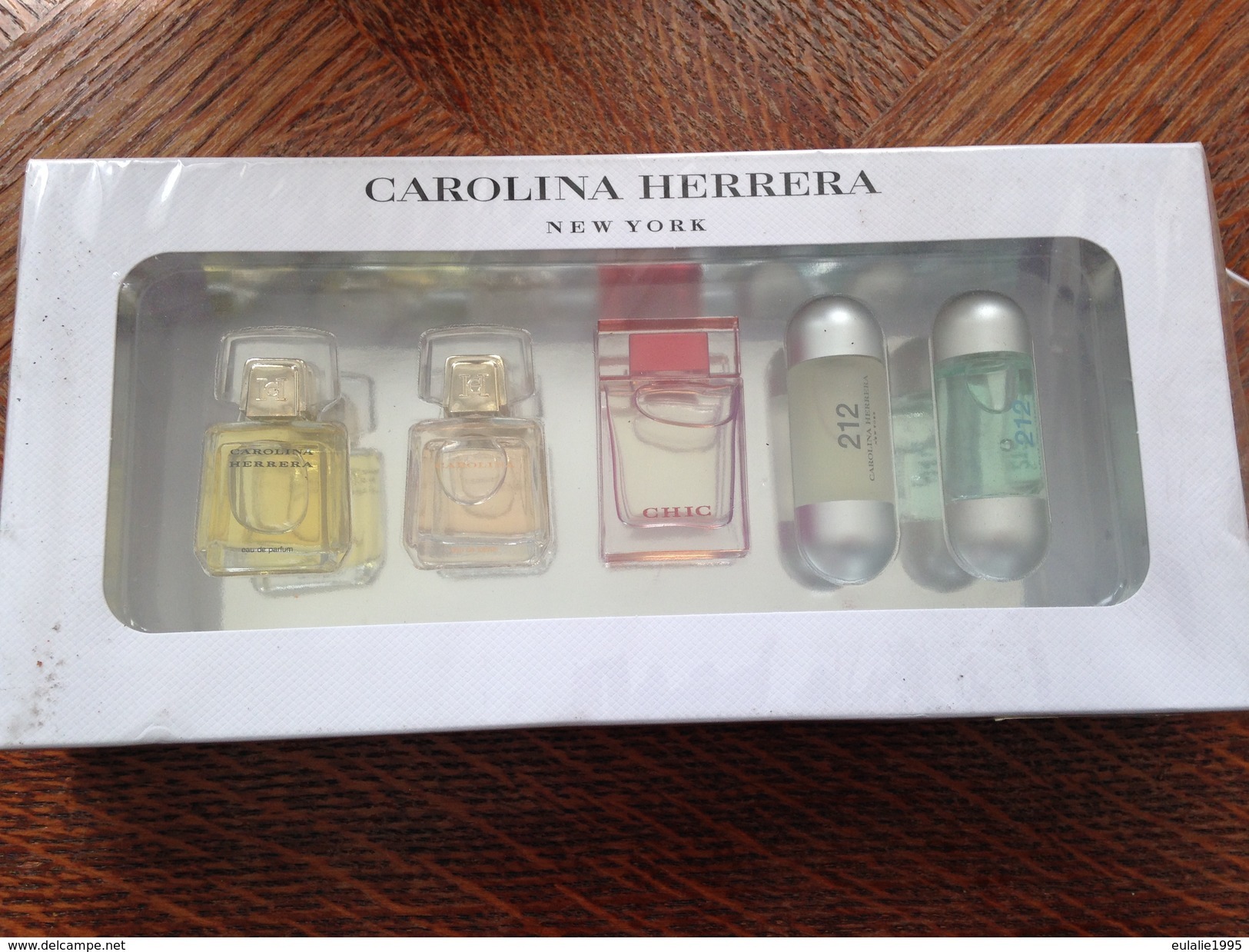 5 Miniatures Carolina Herrera Edp 4ml, Carolina Edt 4ml, Chic EDP 7ml, 212 EDT 5ml, 212 On Ice EDT 5ml Pleines Neuves - Miniaturen Damendüfte (mit Verpackung)