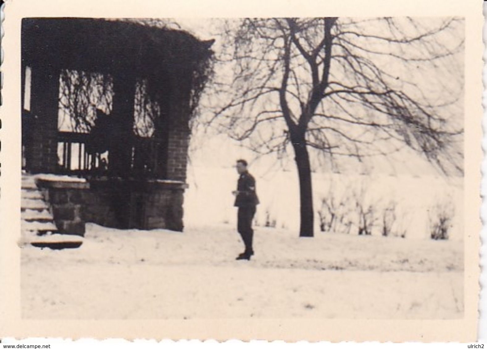 Foto Deutscher Soldat In Winterlichem Garten - 2. WK - 8*5,5cm (35539) - Krieg, Militär