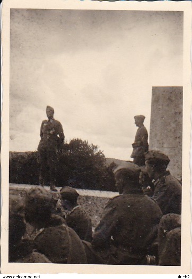 Foto Deutsche Soldaten Bei Vortrag - Major Reinhart - 2. WK - 8*5,5cm (35541) - Krieg, Militär