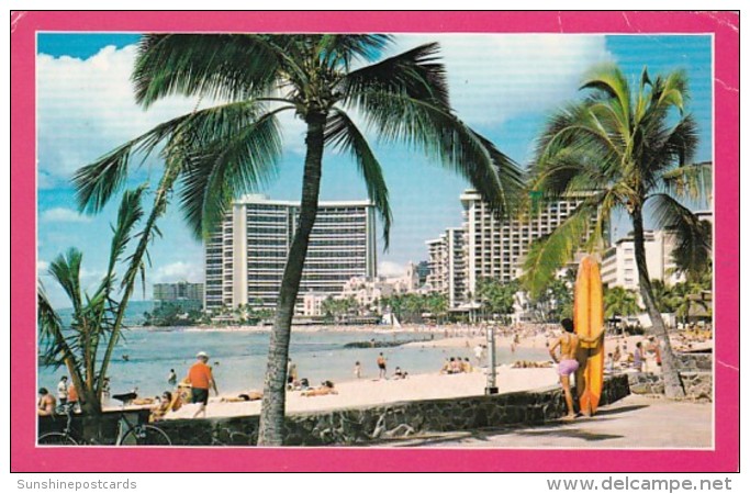 Hawaii Waikiki Beach Showing Sun Bathers And Hotels - Oahu