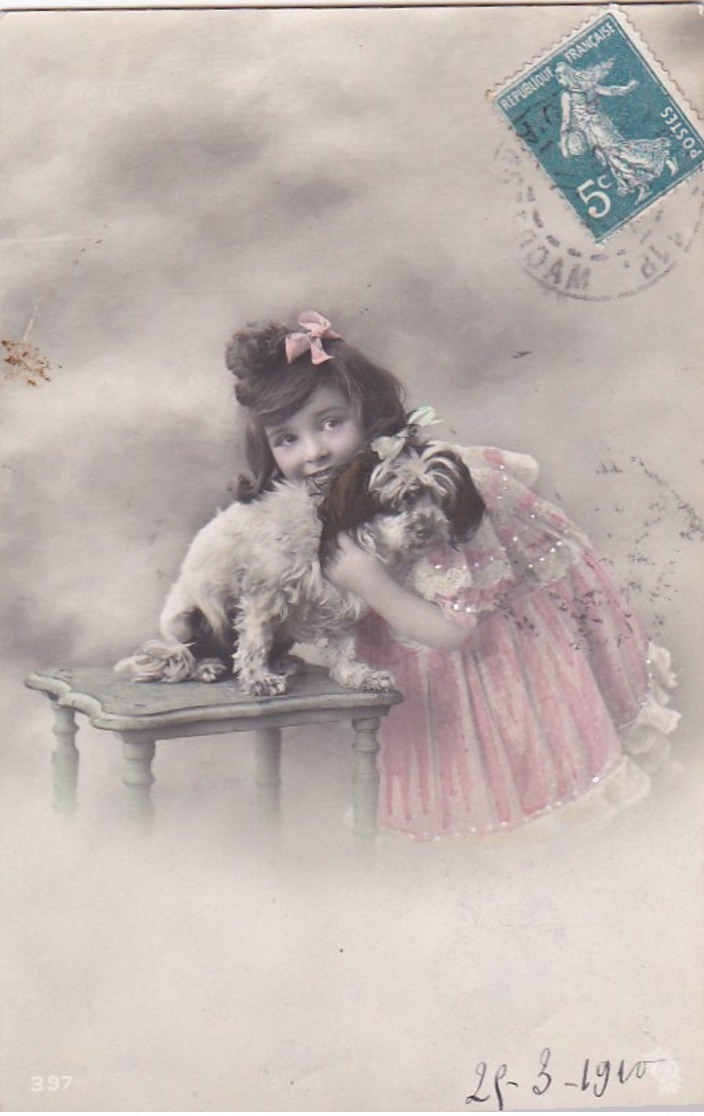 CPA  Colorisée Une Jolie FILLETTE Et Son Petit CHIEN élégant Posent Pour La PHOTO Timbre 1910 - Chiens