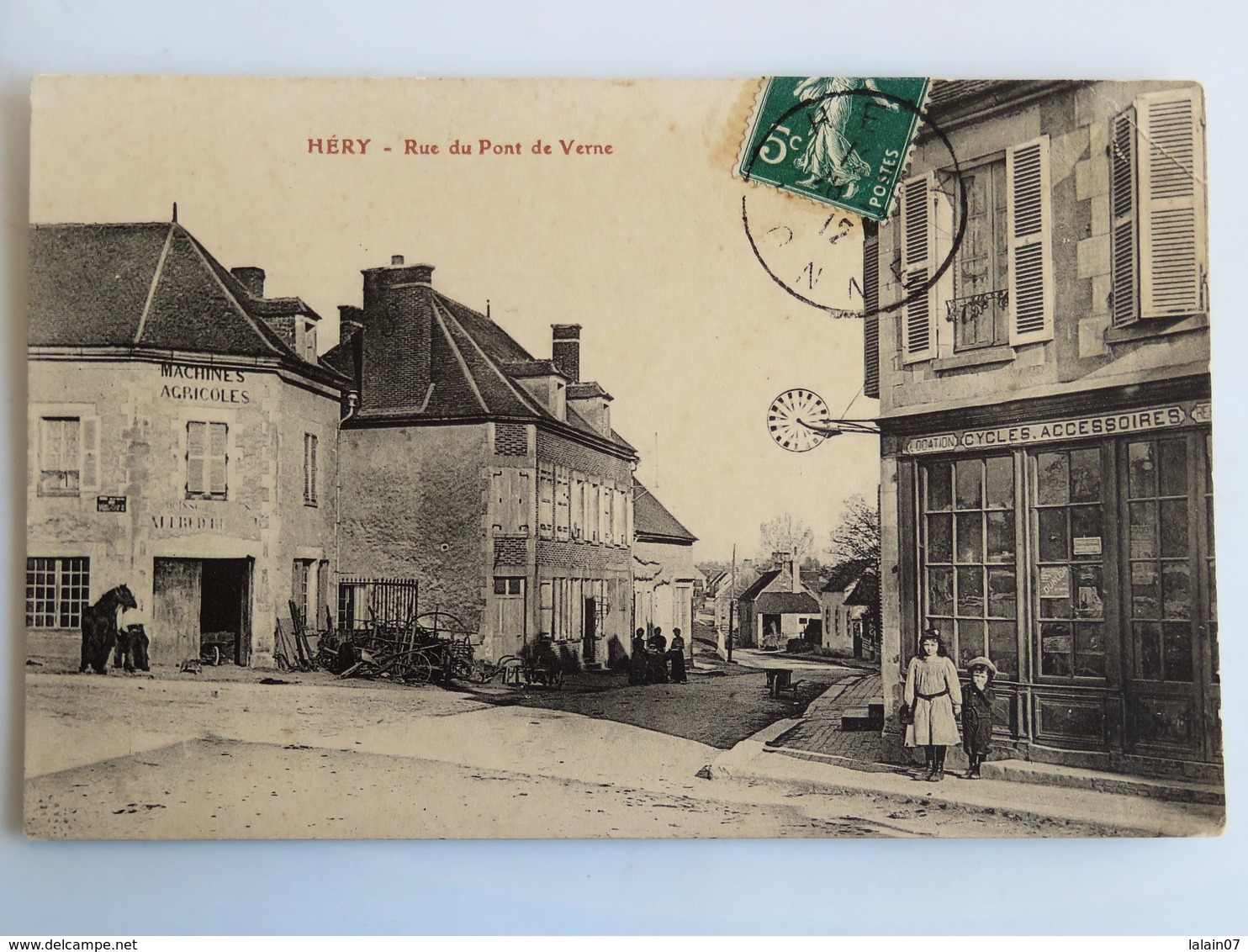 C.P.A. 89 : HERY Rue Du Pont De Verne, Animé, Magasin "Cycles Et Accessoires", Timbre En 1912 - Hery