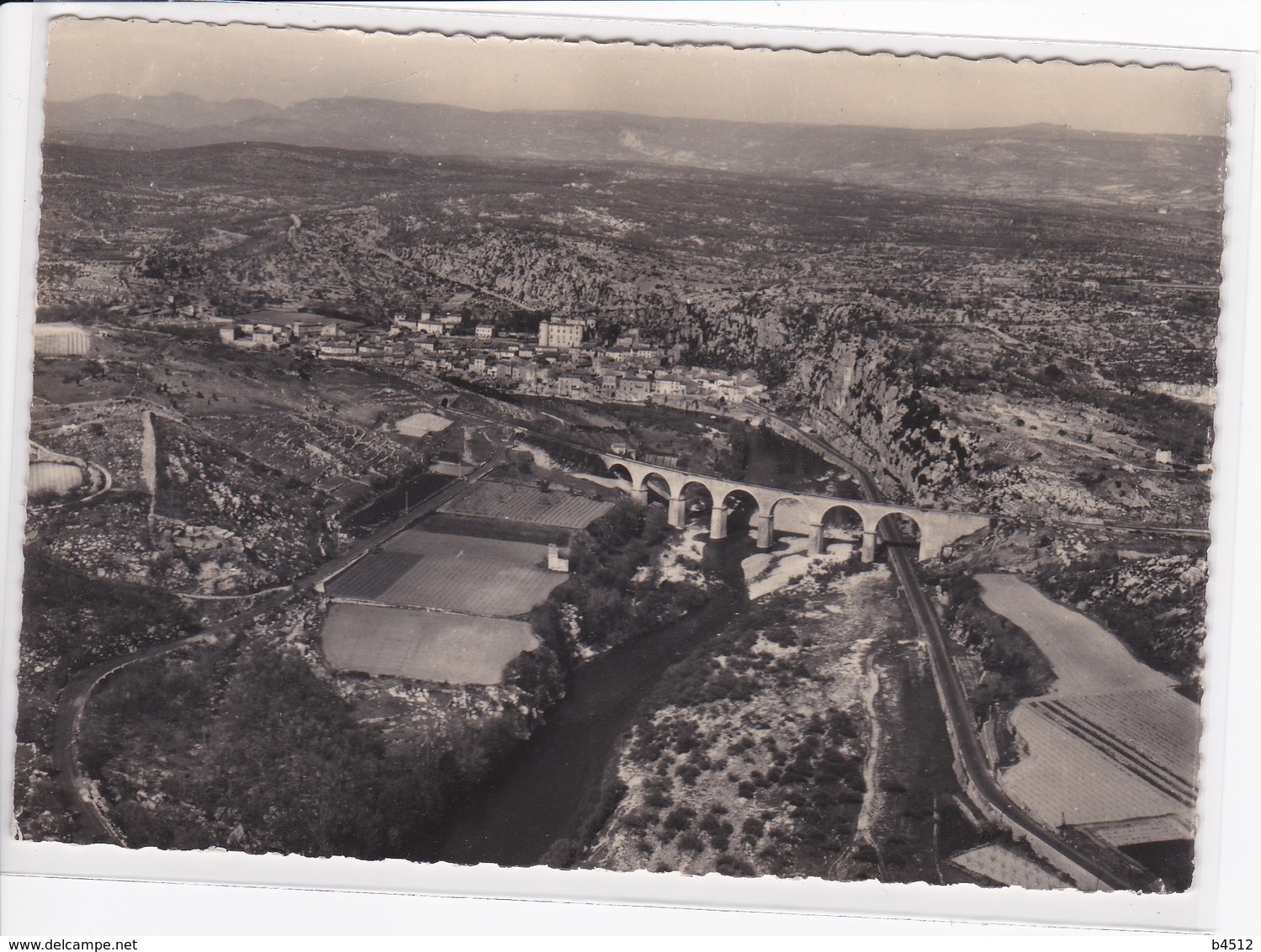 07 VOGUE Vue Aérienne Le Viaduc Et La Ville ,tampon Vogue Sur 2 Timbres Pont Valentré Cahors - Autres & Non Classés