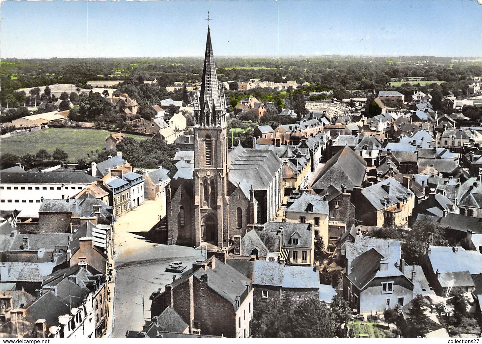 56-QUESTEMBERT- L'EGLISE VUE DU CIEL - Questembert