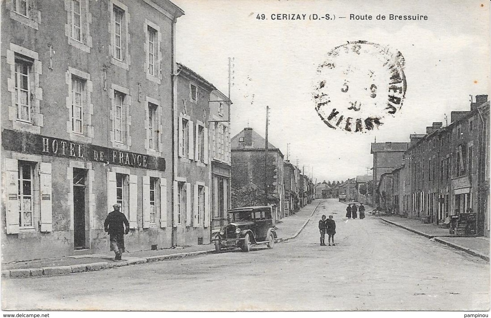 79 CERIZAY - Route De Bressuire. Hôtel De France. Automobile. Petite Animation - Cerizay