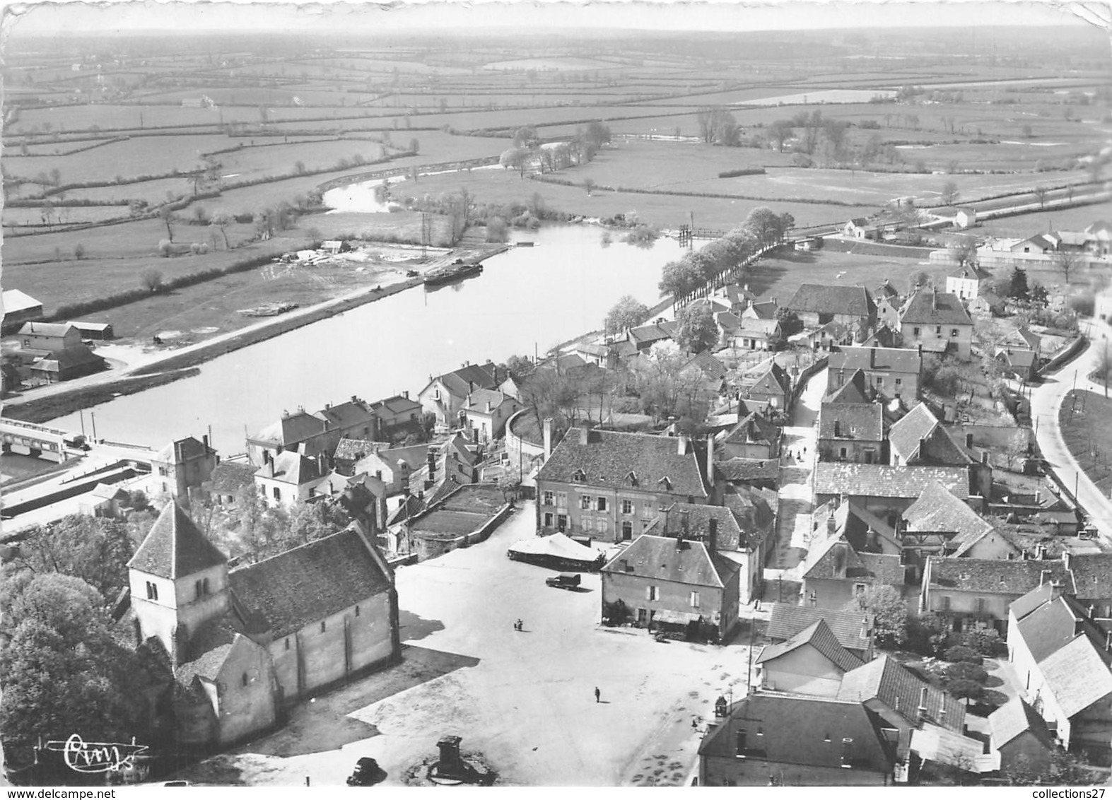 58-CERCY-LA-TOUR- VUE AERIENNE SUR LA PLACE D'ALIGRE - Pougues Les Eaux