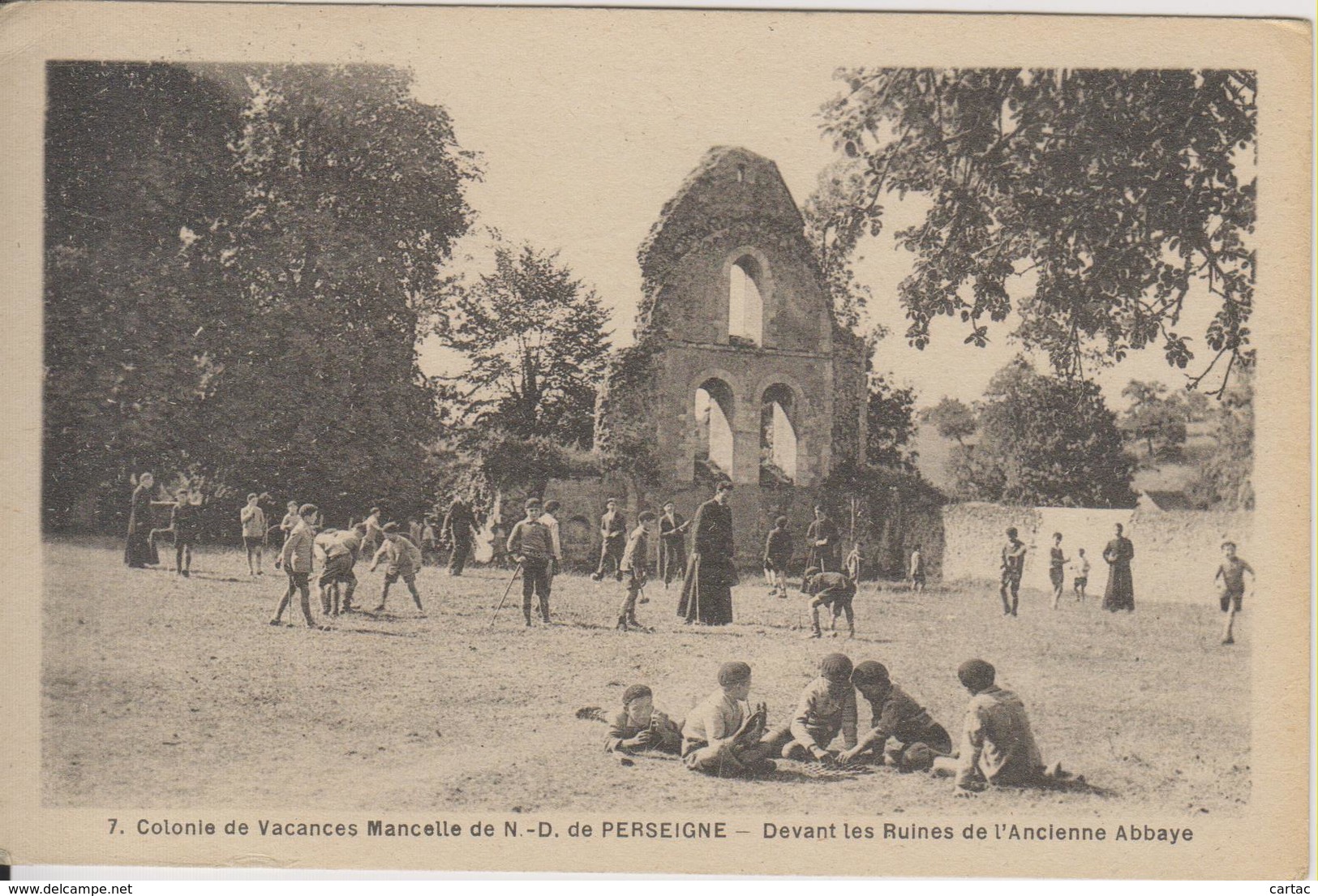 D72 - COLONIE DE VACANCES MANCELLE DE N.D. DE PERSEIGNE-DEVANT LES RUINES DE L'ANCIENNE ABBAYE-(GROUPE D'ENFANTS-CURES) - Autres & Non Classés