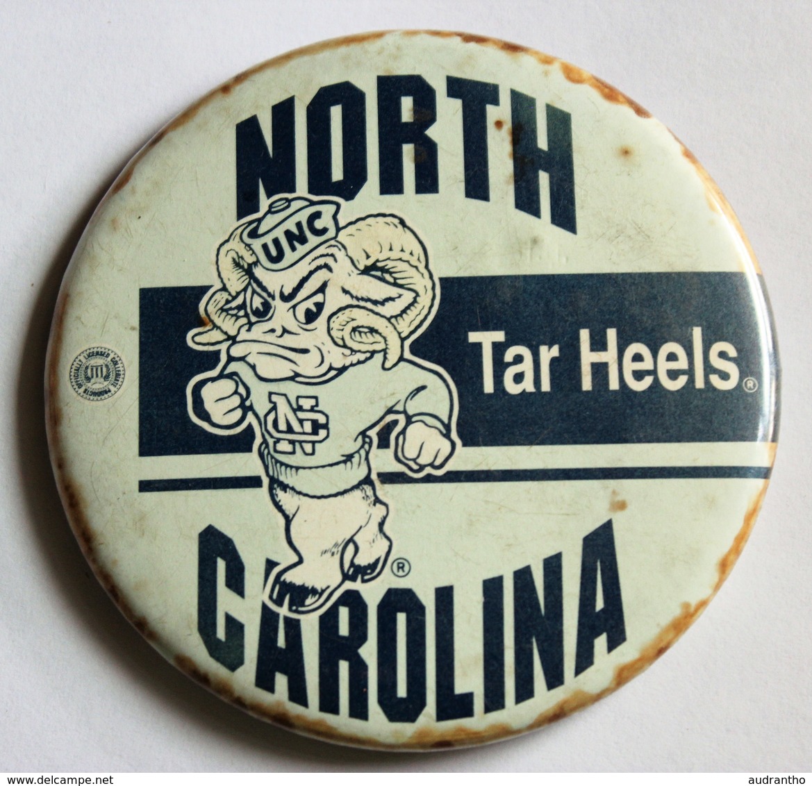 Rare Très Grand Badge Ancien Tar Heels North Carolina Club Universitaire Basketball NCAA University College BASKET - Habillement, Souvenirs & Autres