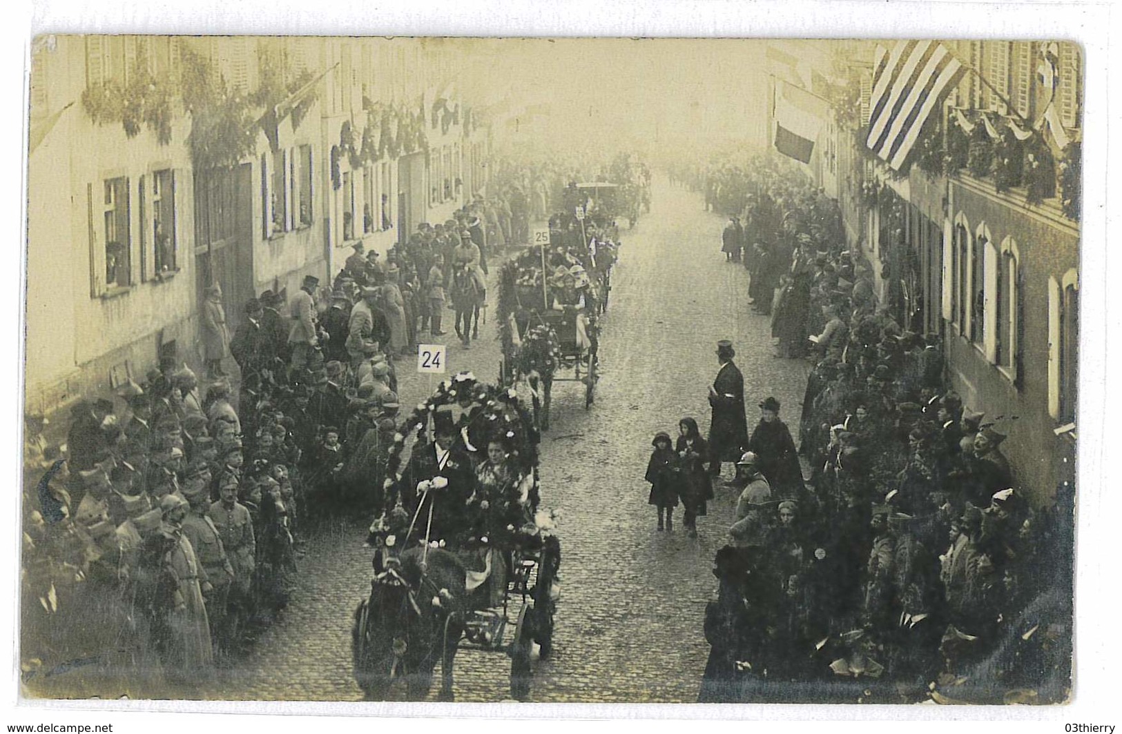 CARTE-PHOTO 67 BRUMATH FETE DE LA LIBERATION 1918 DEFILE DE CHARS FLEURIS - Brumath