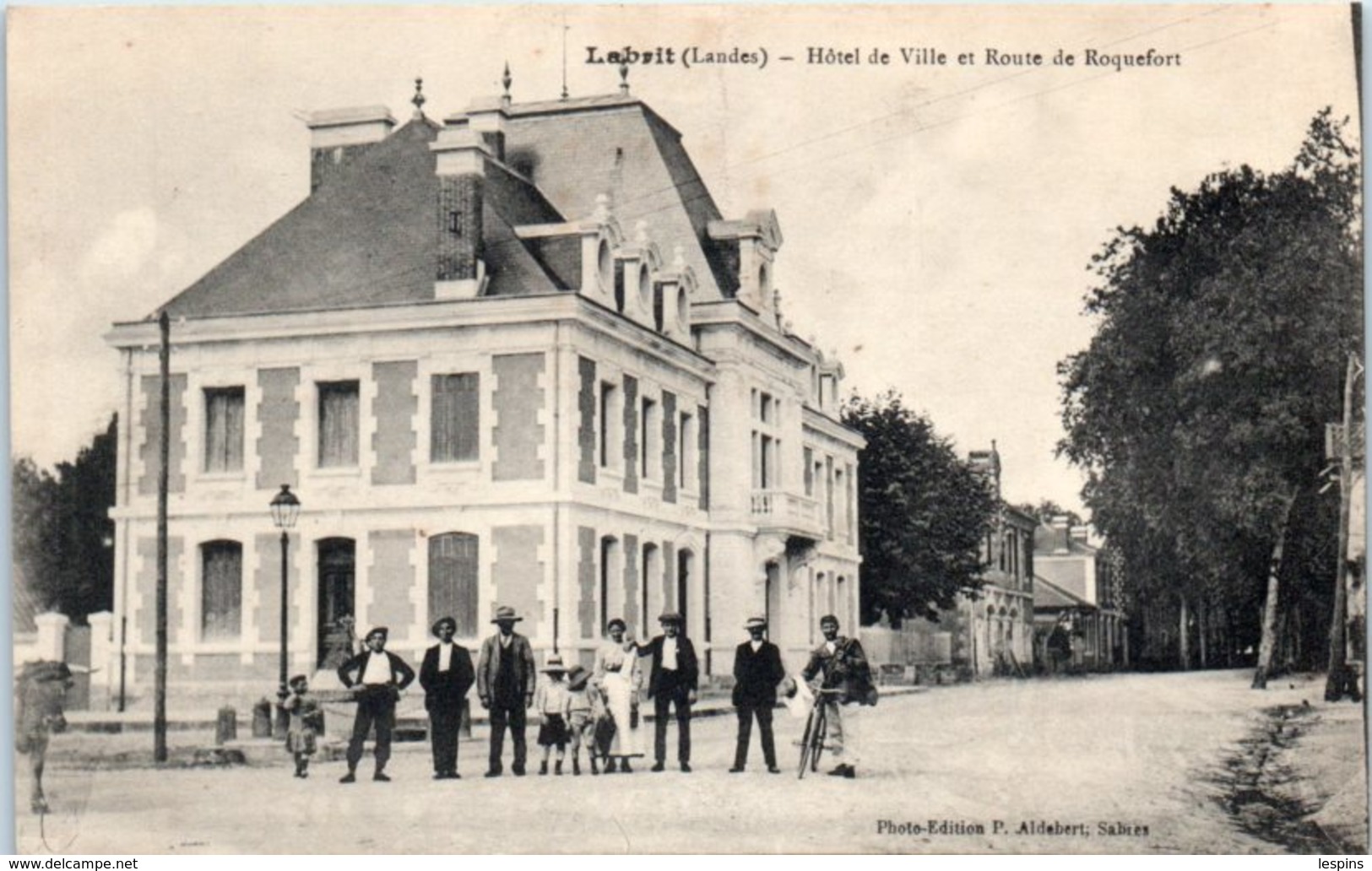 40 - LABRIT -- Hôtel De Ville Et Route De Roquefort - Labrit