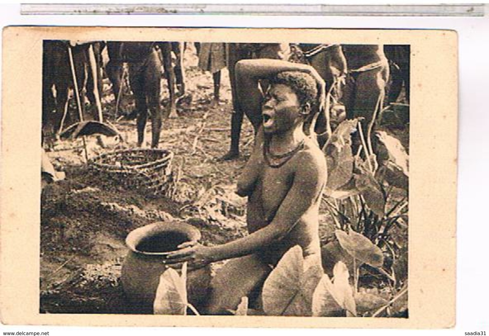 CPA 9X14  OUBANGUI CHARI FEMME BOUBOU DEVANT L URNE FUNERAIRE DU MARI - Uganda