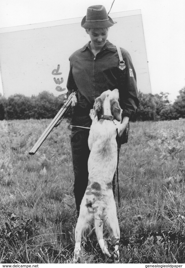 CHASSE - FEMME FUSIL CHIEN EPAGNEUL- CHASSEUR - OUVERTURE DE LA CHASSE - RARE PHOTO PIERRE DAM LIMOGES- ANNEES 60 - Sports