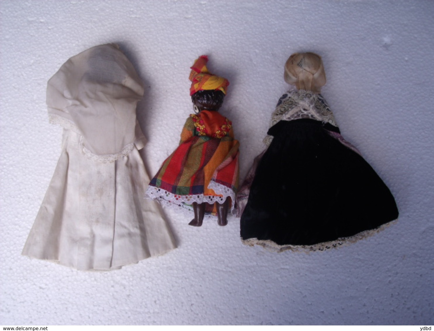 UN LOT DE 3 POUPEES ANCIENNES EN HABITS - Dolls