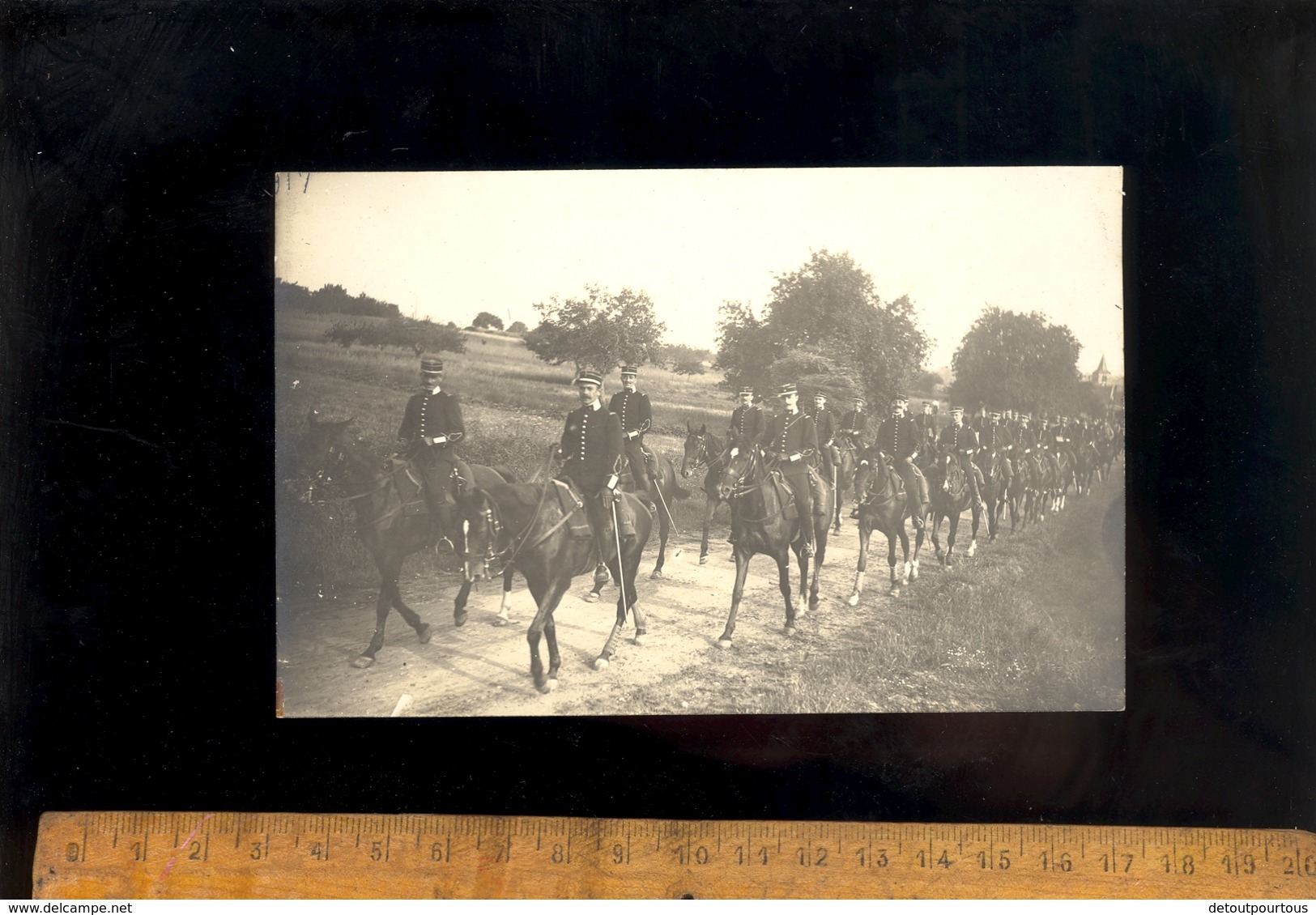 Carte Photo Militaire Colonne De Soldats à Cheval Cavaliers Sous Officiers Chevaux Cheval Armée Régiment Cavalerie - Manoeuvres