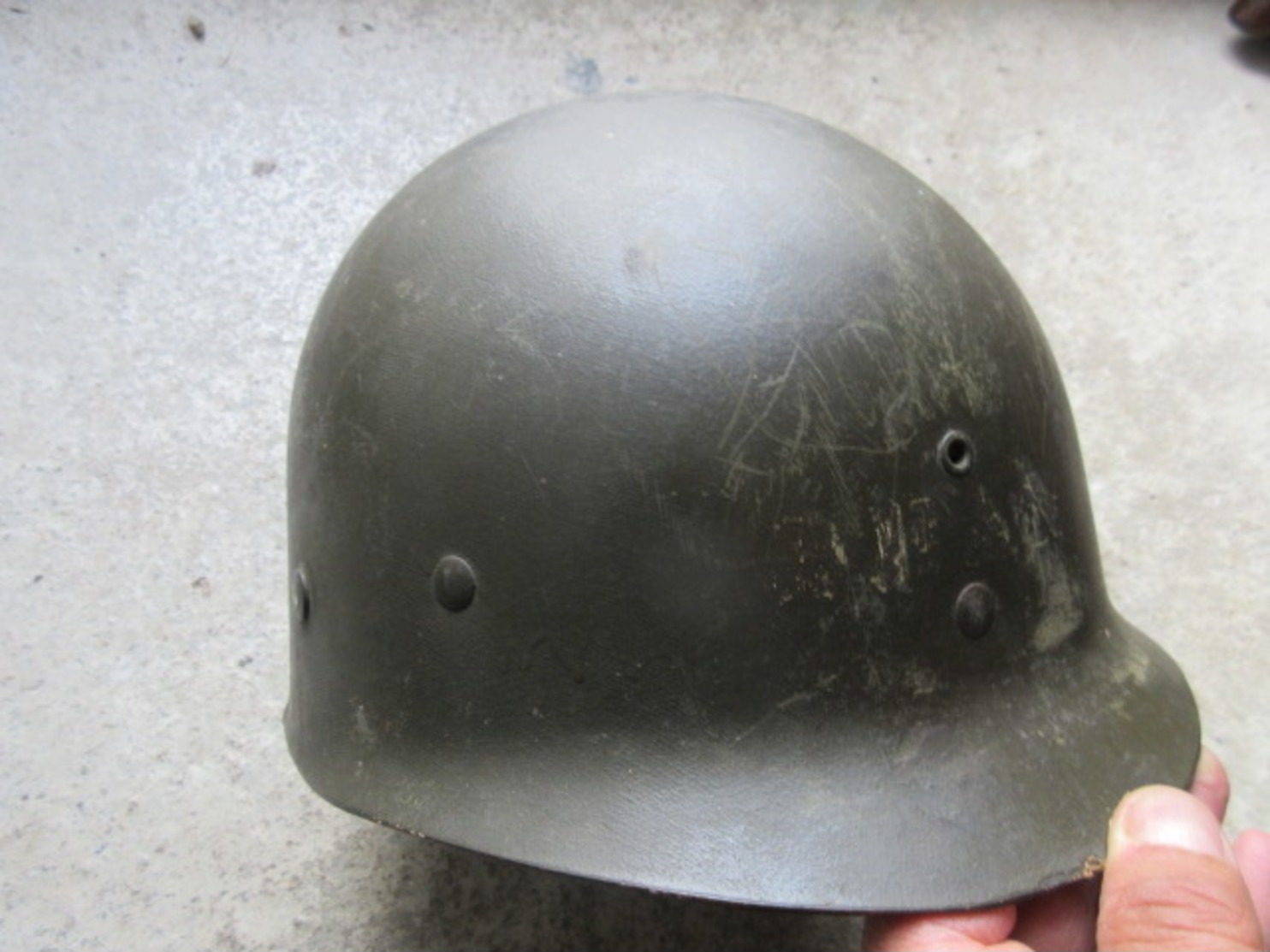 WWII CASQUE US AVEC INSIGNE ET MATRICULE