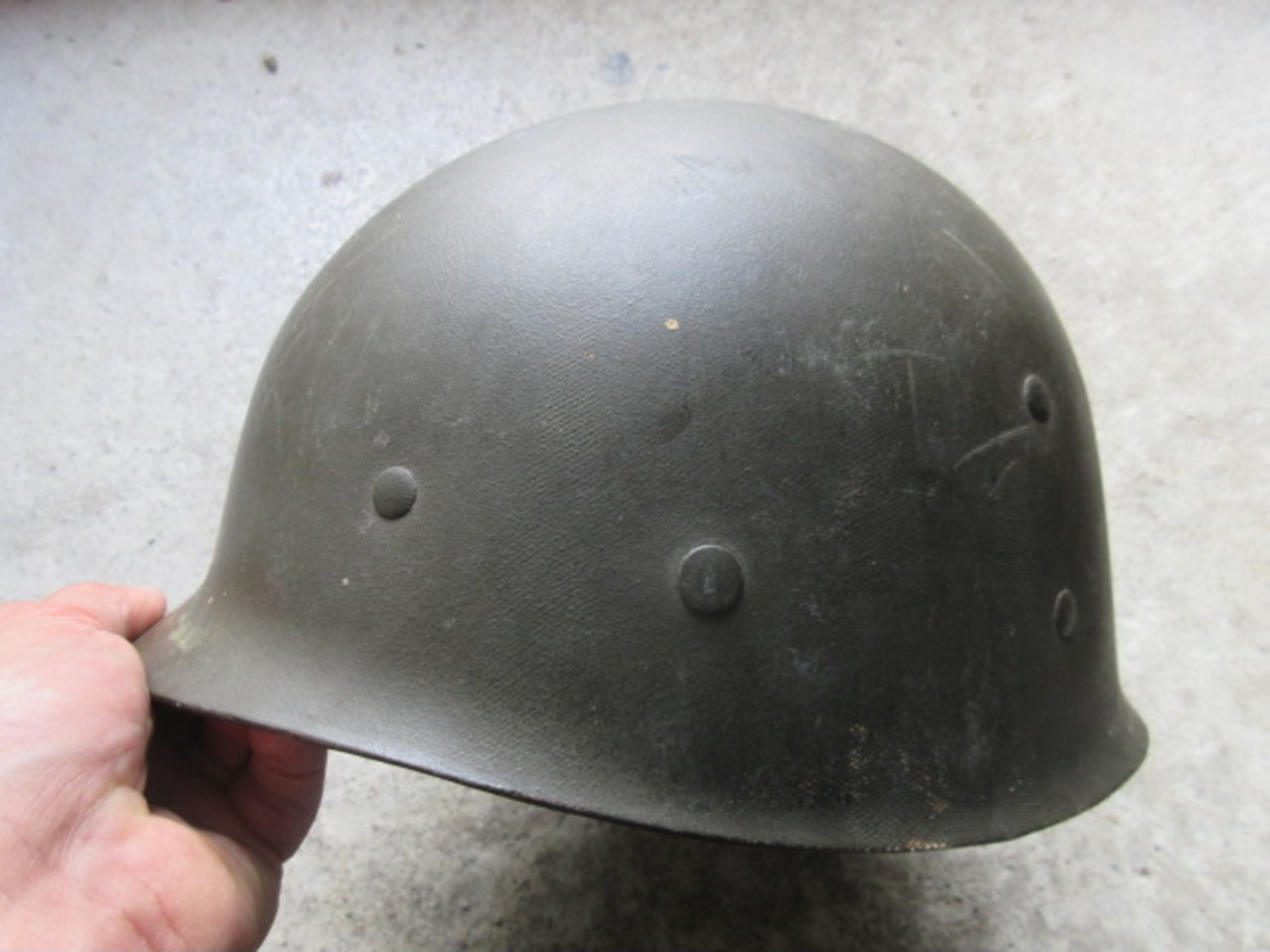 WWII CASQUE US AVEC INSIGNE ET MATRICULE