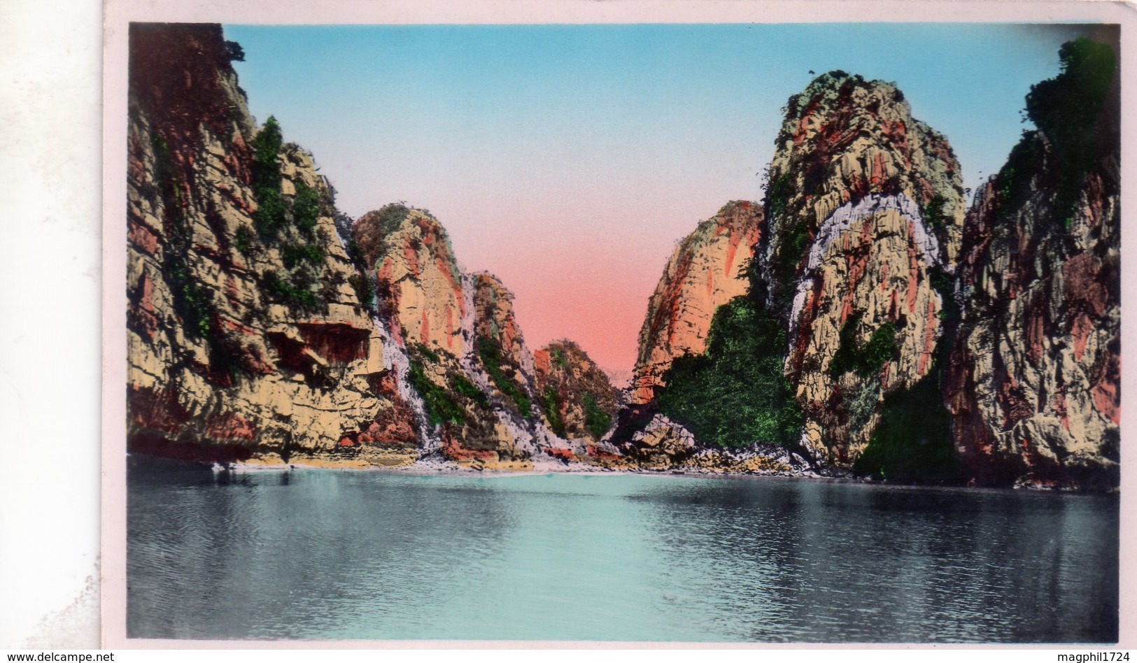 Cpa --nord -vietnam  Baie D'along-rochers (vue Prise Sous Une Arche) - Vietnam