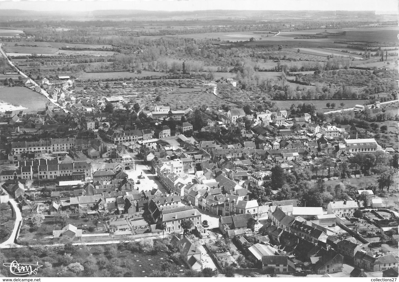 61-TRUN- VUE AERIENNE RUE DE LA REPUBLIQUE ET LA PLACE - Trun