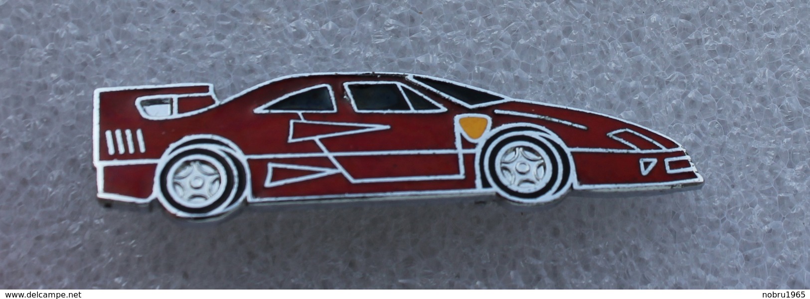 Broche Ferrari F40 . No Pin's . émail Grand Feu .énamel . 12 X 51 Mm - Ferrari