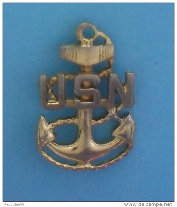 1 PIN'S  //  ** US NAVY / MARINE DES USA ** . Attaches Double - Militaria