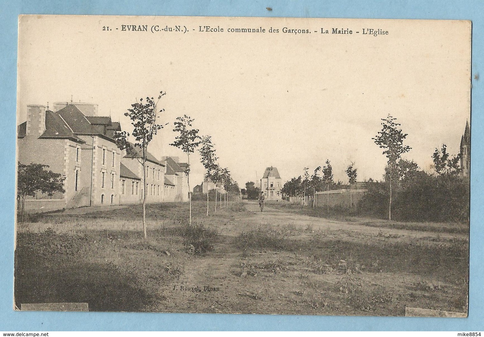 F0055  CPA   EVRAN (Côtes Du Nord)  L'Ecole Communale Des Garçons - La Mairie - L'Eglise  ++++++ - Evran