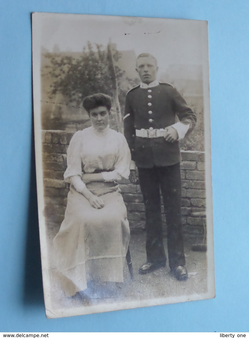 UK United Kingdom  - Soldier With Woman / Soldat > Identify Please - Anno 19?? ( Photo ?? ) ! - Guerre, Militaire