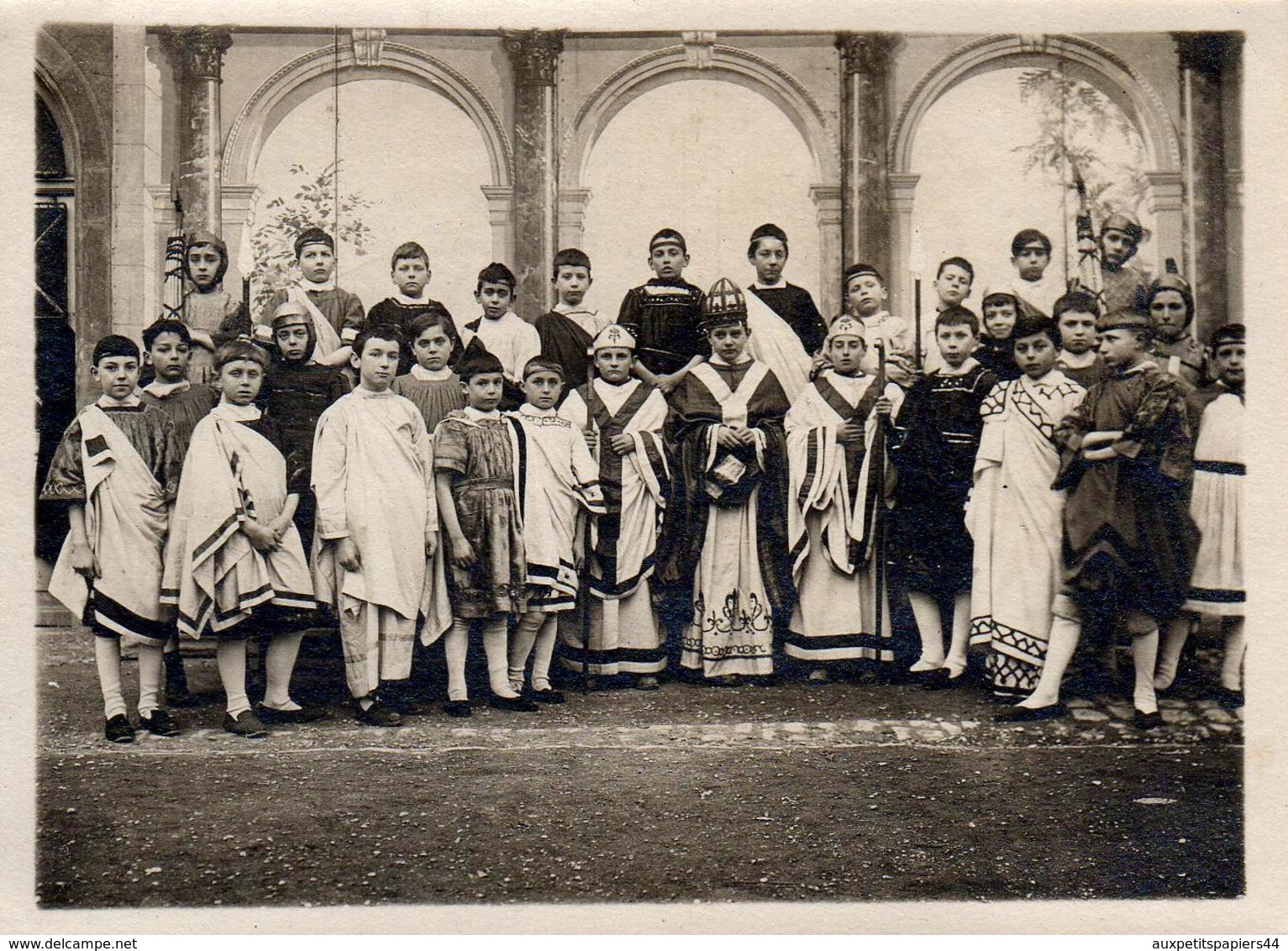 2 Photos Originales Troupe Théâtrale De Gamins, Adolescents, Romains, Evêque, Jules César & Co. Vers 1920/30 - Personnes Anonymes
