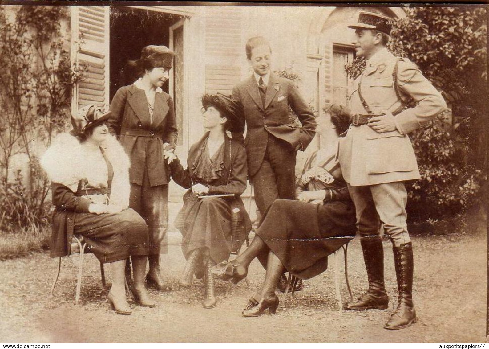 Photo Originale Une Visite à St-Germain En 1919 - Gendarme, Versailles - Jeunes Gens Au Jardin - élégantes, Bourgeoisie - Personnes Identifiées