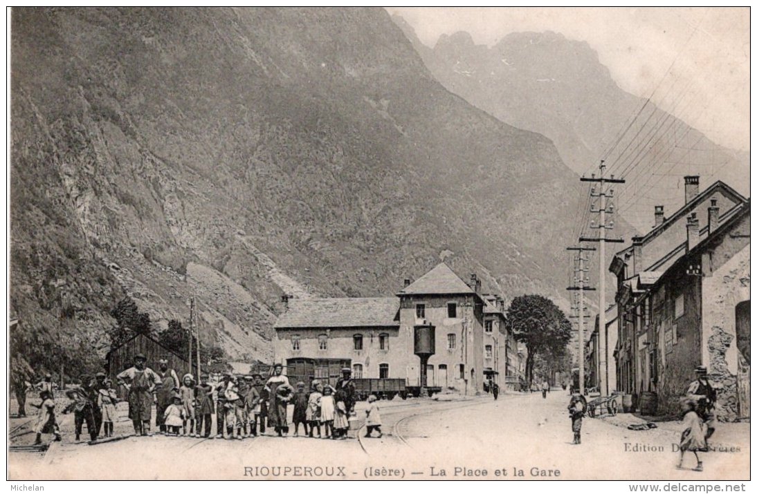 CPA    38   RIOUPEROUX---LA PLACE DE LA GARE--1908---ANIMEE - Autres & Non Classés