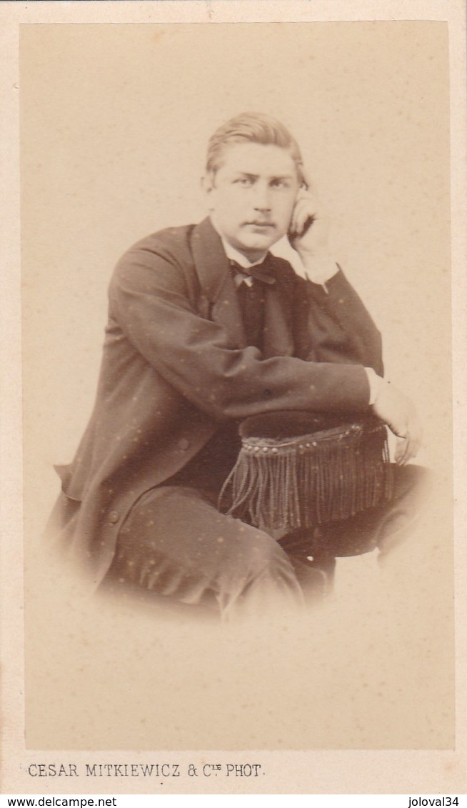 Photo Carte De Visite N° 6 - Cesar Mitkiewicz Bruxelles - Homme Assis  ( Penseur ) - Anciennes (Av. 1900)