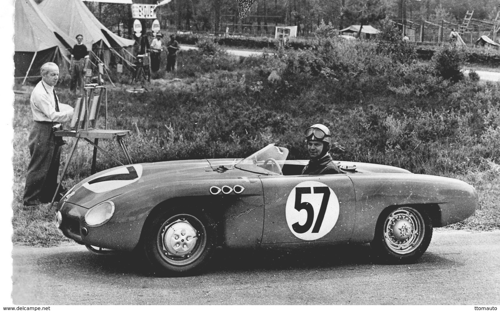 24 Heures Du Mans 1952  -  DB Panhard - Pilote: René Bonnet - Au Fond Le Célèbre Peintre Géo Ham -  15x10 PHOTO - Le Mans