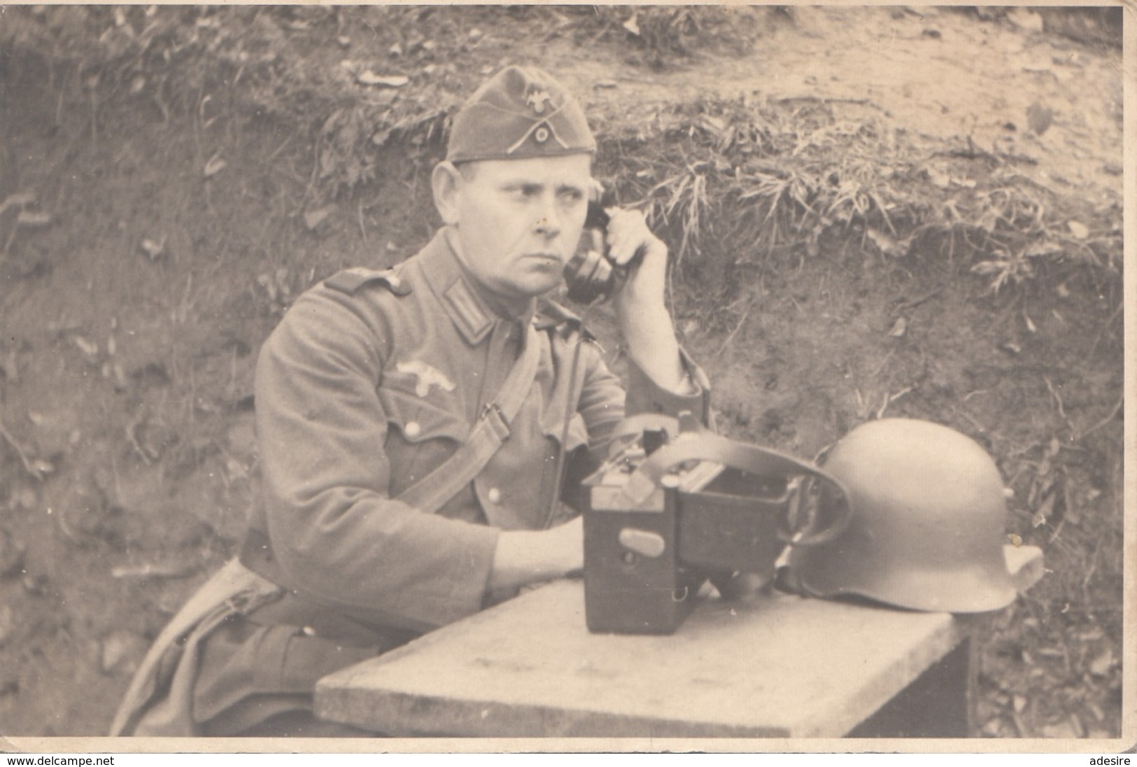 1943? - FUNKER Mit Stahlhelm Und Funkgerät Im Feld - Orig. Fotokarte, Format Ca.13 X 8 Cm - Krieg, Militär